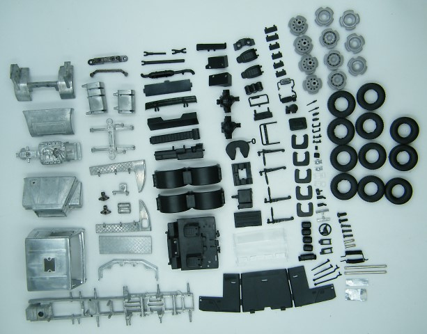 Bausatz zum Zusammenbau des Scania T142 6x4 Tekno 83412 im Maßstab 1:50 
