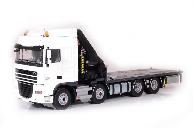 DAF XF 105 SC 4 ejes con plataforma y grua, Tekno 1/50 61972 