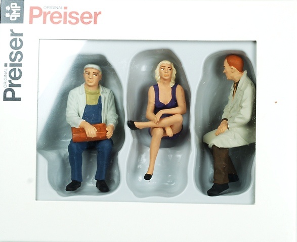 Figuras gente sentada 2 Preiser 1/32 