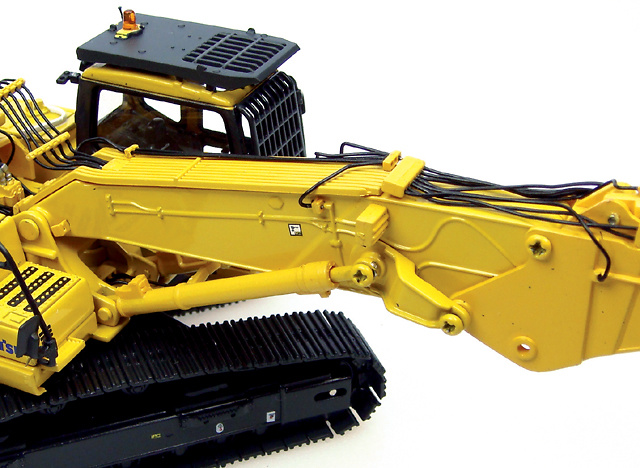 Komatsu PC450LC Bagger Universal Hobbies 8004 Masstab 1/50 