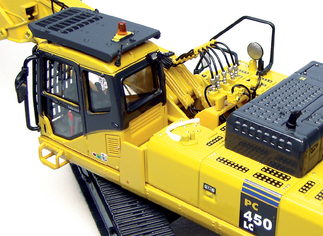 Komatsu PC450LC Bagger Universal Hobbies 8004 Masstab 1/50 