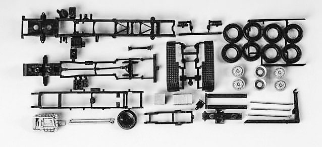 LKW-Fahrgestelle MB Actros 3-achs mit Abrollkinematik Inhalt: 2 Stück Herpa 1/87 