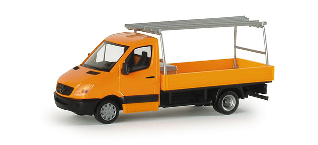 MB Sprinter Pritsche mit Aufbau / Ladung 