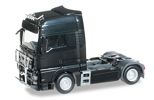 MAN TGX XXL Euro 6 Zugmaschine mit Rammschutz und Lampenbügel, schwarz Herpa 302029 Masstab 1/87 