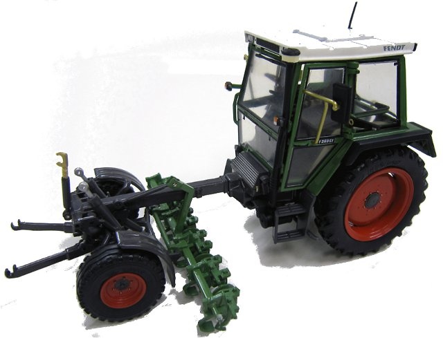 Fendt Geräteträger 360 GT - Ausführung mit Rübenhacke (1984 - 1996), Weise Toys 1/32 