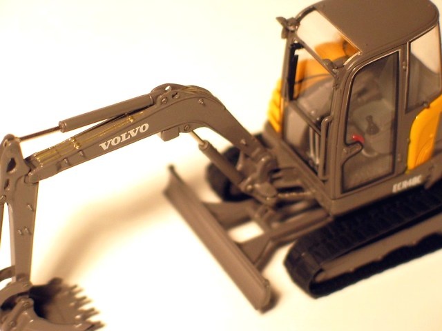VOLVO ECR48C Mini-excavadora Motorart 1/50 