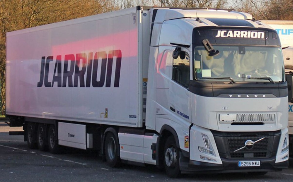 Volvo FH Aero Globetrotter 4x2 + Kühlauflieger JCarrion Wsi Models 01-5027 Maßstab 1:50 