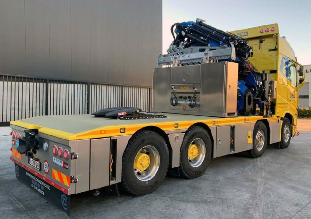 Volvo FH5 Globetrotter + Tiefladerauflieger mit Rampen + Fass 1300 + Jib MCT Craning Wsi Models 01-4862 Maßstab 1:50 