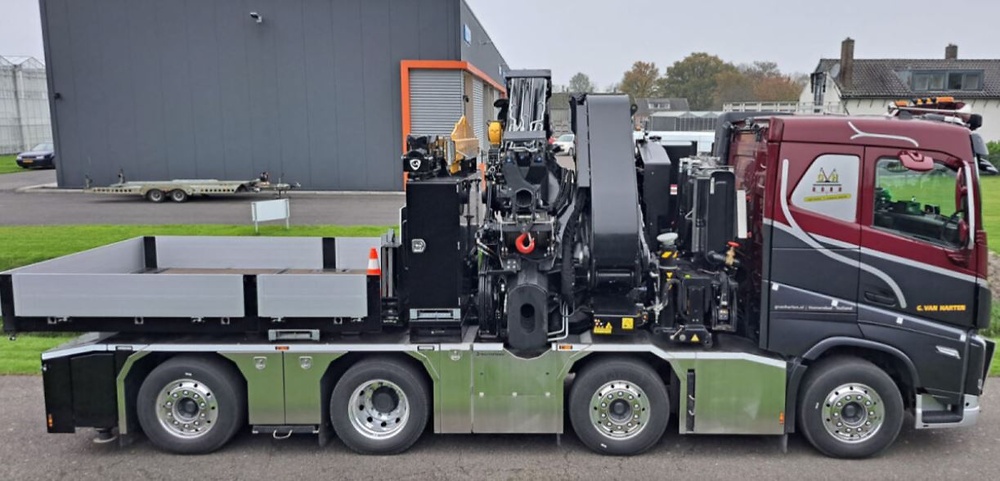 Volvo FH5 Sleeper 8x2 + Fassi-Kran 1300 + Jib Ballast Box G. Van Harten Wsi 01-4715 Maßstab 1:50 
