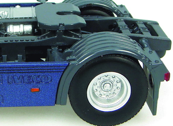 Zugmaschine Iveco Stralis 560 Universal Hobbies 5673 Masstab 1/50 