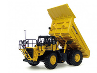 Komatsu HD605 Dumper Universal Hobbies 8009 Masstab 1/50