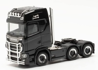 Scania CS 20 HD 6x2 mit Pipes und Rammschutz Herpa 314053-002 im Maßstab 1:87