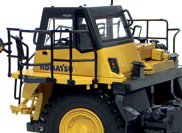 Komatsu HD605 Dumper Universal Hobbies 8009 escala 1/50 