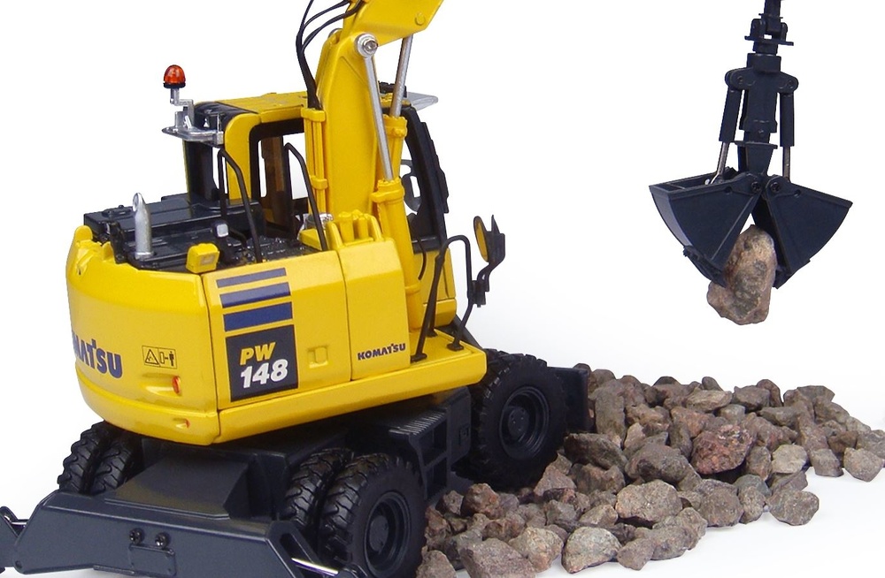 Komatsu PW148-10 Universal Hobbies 8100 