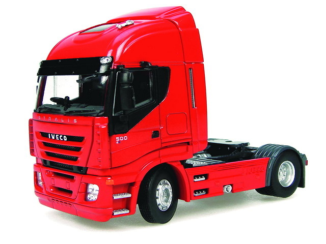 Iveco Stralis 500 Rojo Cabeza Tractora Camión Universal Hobbies 5670 escala 1/50 