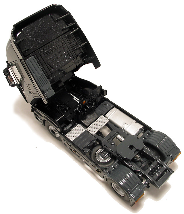 Iveco Stralis 500 negro Universal Hobbies 5672 escala 1/50 