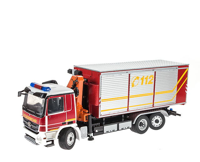 Bomberos Mercedes Benz WLF con contendor y grua Conrad Modelle 72184 escala 1/50 