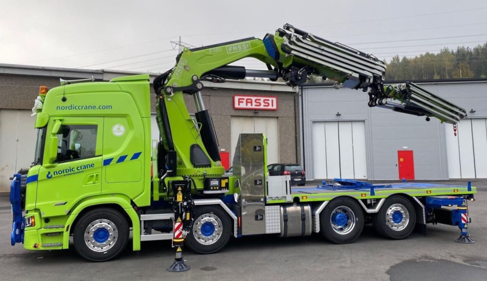 Scania R Highline CR20H 4 ejes Rígido + Grua Fassi 1100 + Jib Wsi Models 01-4855 escala 1/50 