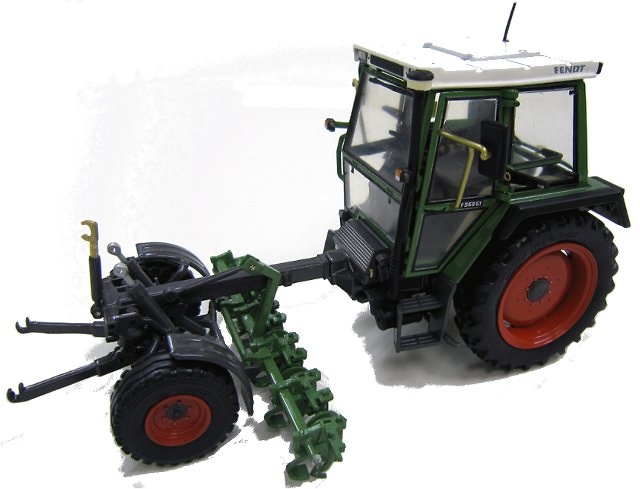 Tractor Fendt 360 GT - con apero Weise Toys 1/32 