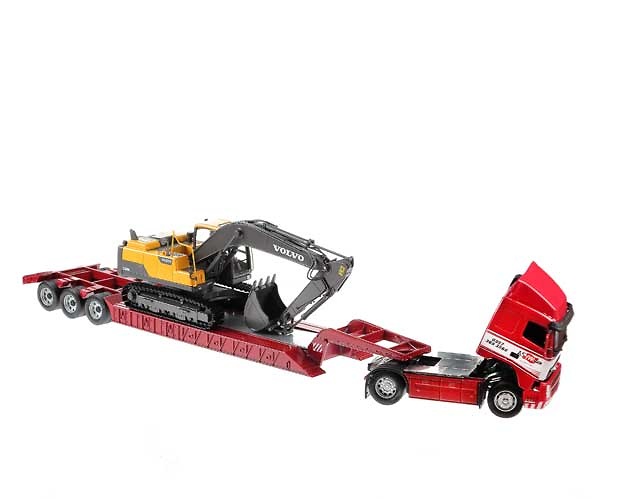 Volvo FH 16 plataforma baja y Volvo EC220 D como carga Motorart 300037 escala 1/50 