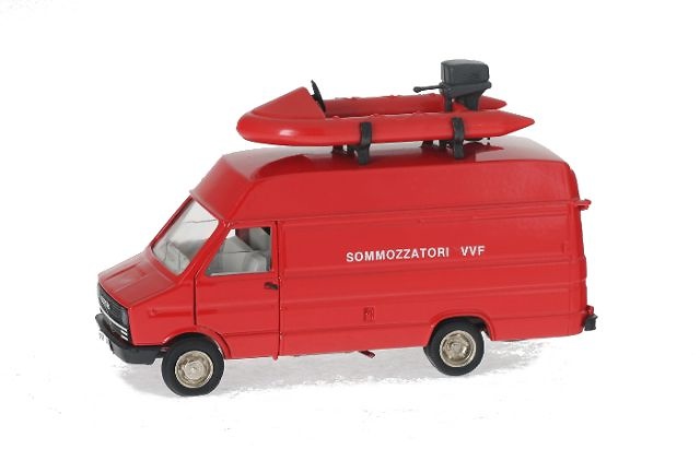 Furgon Iveco Daily in rot mit Sclauchboot, Old Cars 1/43 