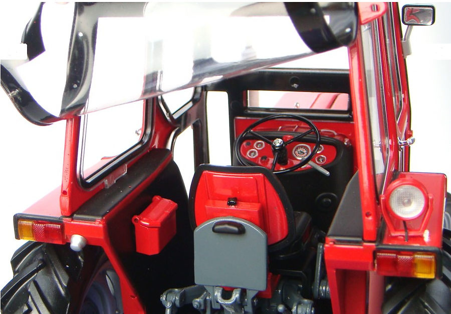 Traktor Massey Ferguson 135 con cabina Universal Hobbies 1/16 2697 