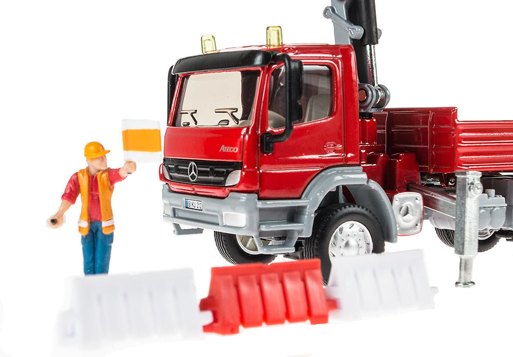 Miniatura camion obra Mercedes Atego con grua Siku 3534 escala 1/50 